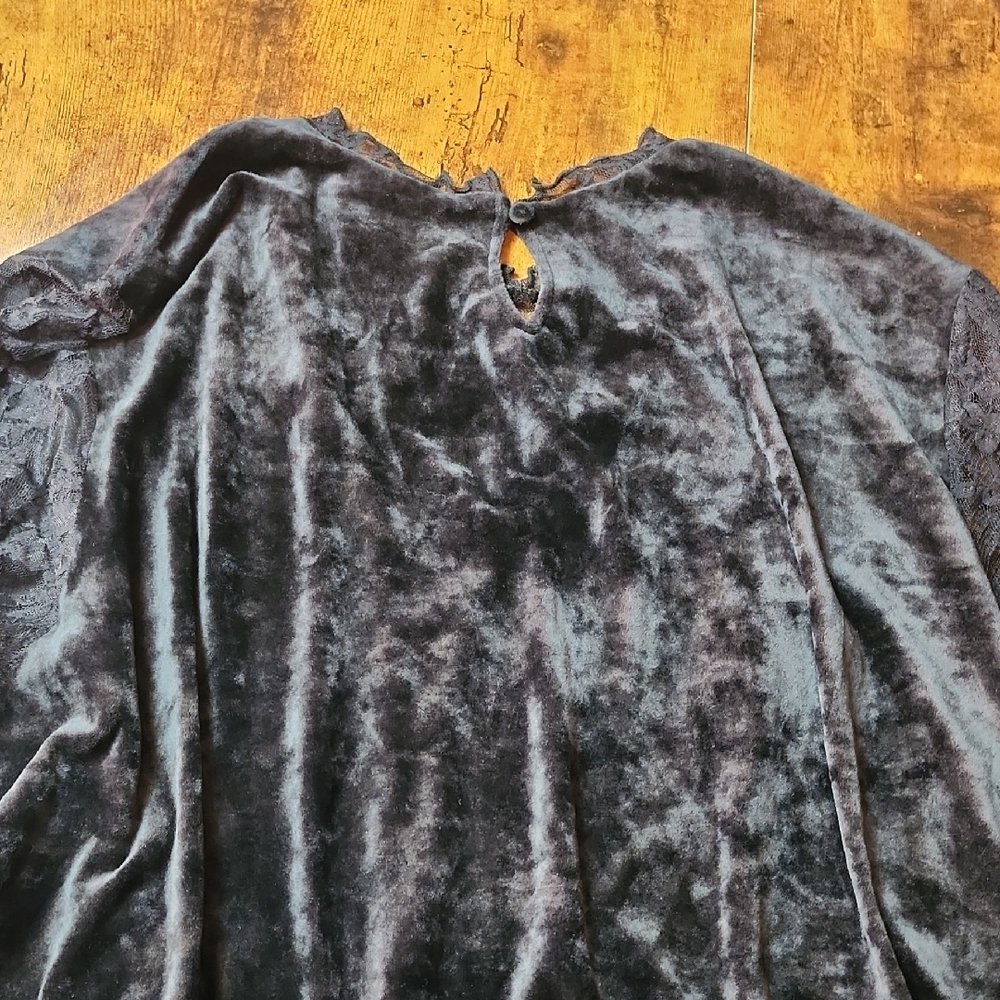THE PYRAMID COLLECTION | Black Velvet Lace Goth Pleated Bell Sleeve Top | 3X - Picture 5 of 12